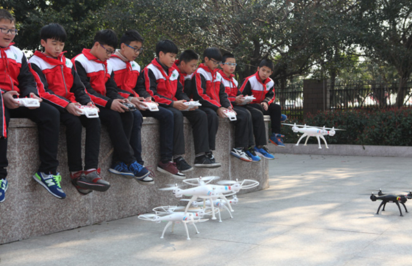同学们放飞无人机，享受航拍的魅力.jpg