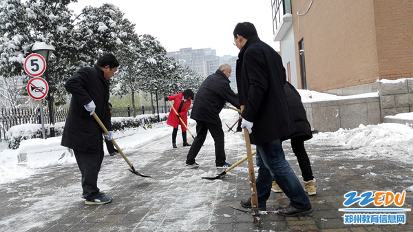 雪后的早晨，局长和干部职工一起扫雪