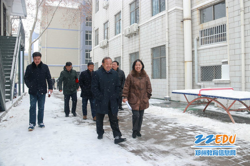 郑州市教体局副局长曾昭传大雪之中莅临郑州市第31·103中学视察
