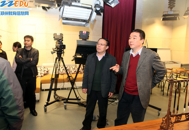 代表团一行参考温州市教育局信息中心演播室.jpg