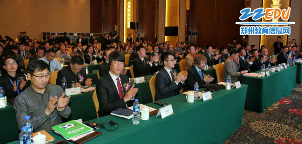 青少年足球高峰论坛在郑州举行，助力校园足球新发展