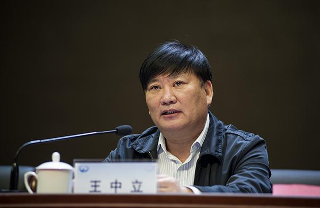 郑州市教育局党组书记、局长王中立。