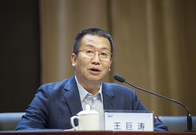 郑州市教育局党组成员、副调研员王巨涛。
