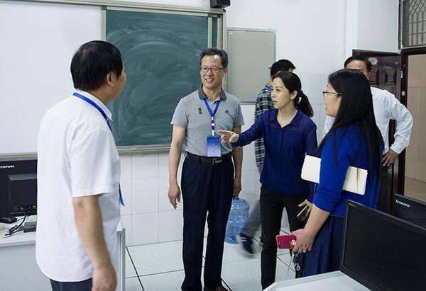 国家义务教育质量监测工作巡视组在郑州五中教师问卷填答场所巡查