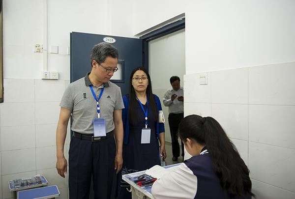 国家义务教育质量监测工作巡视组在郑州五中查看测试教室