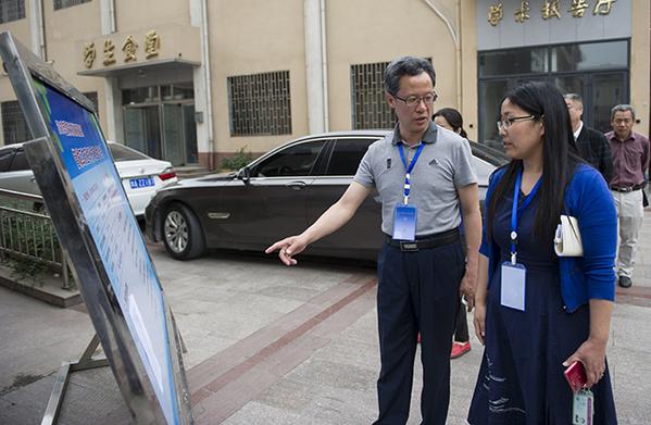 国家义务教育质量监测工作巡视组在郑州五中察看国家义务教育质量监测公示板
