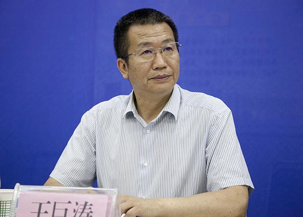 郑州市教育局党组成员、副调研员王巨涛主持会议