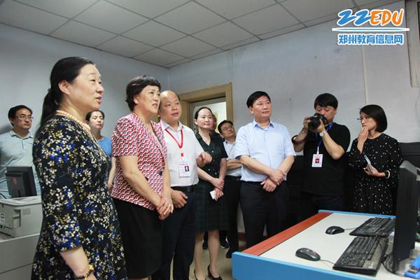 副市长刘东一行查看郑州106中视频监控室