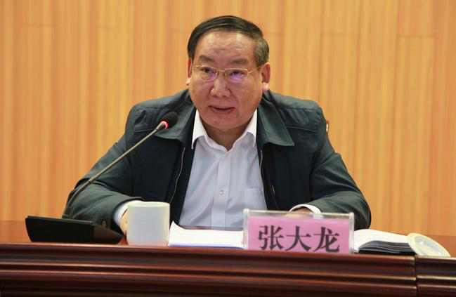 市教育局党组成员,副局长张大龙主持会议.