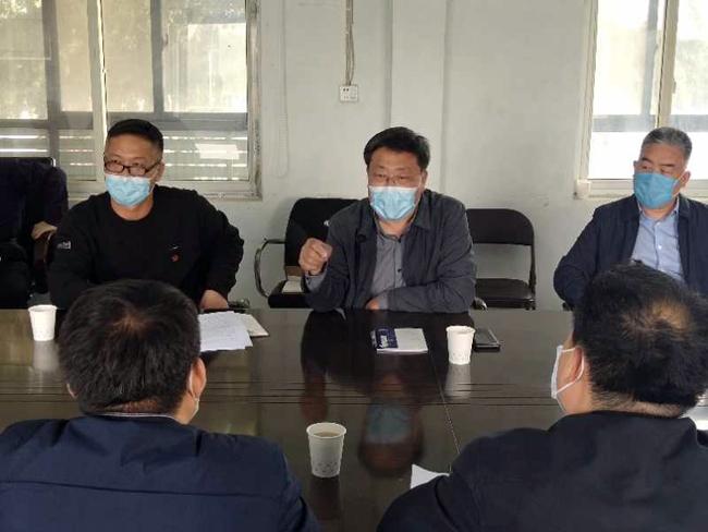 郑州市教育局党组副书记、常务副局长刘鹏利介绍抓党建促脱贫工作情况