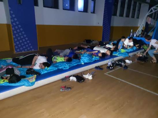 在中州大道小学校内熟睡的孩子们