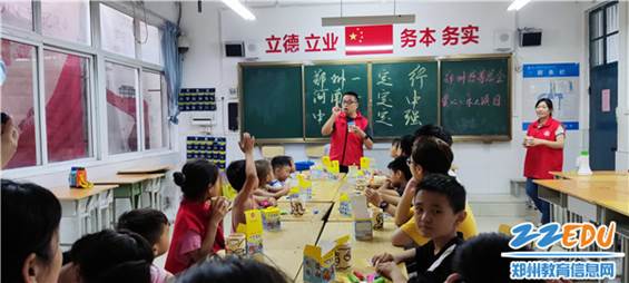 郑州市电子信息工程学校志愿者带领避险居民儿童学习手工制作