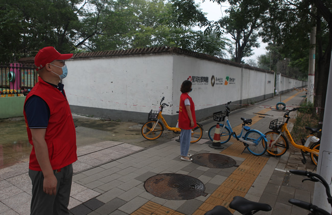 市教育局党员志愿者在颍河港湾小区执勤.jpg