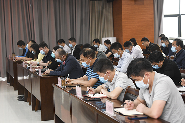 参会人员认真听会.jpg
