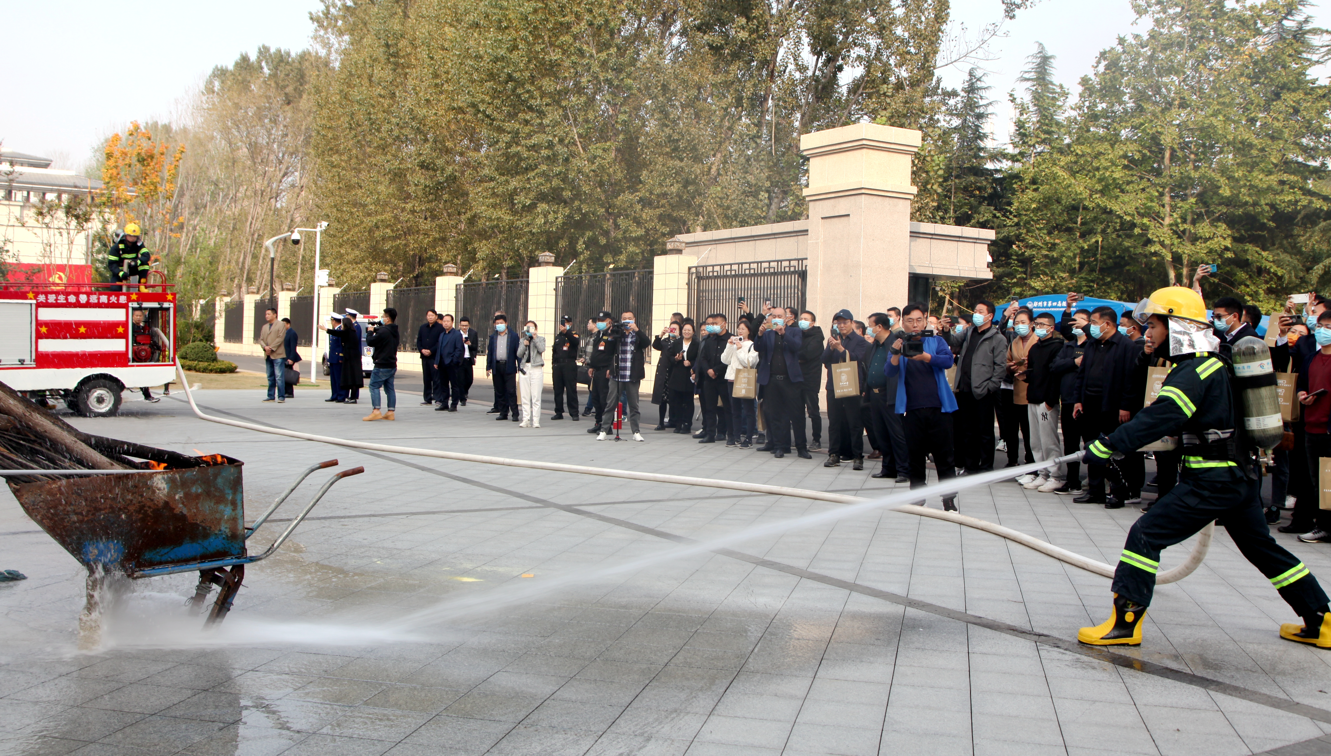 与会人员观看郑州市第四高级中学消防安全标准化建设成果2.jpg