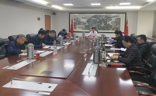 10月31日下午，郑州市教育局召开党组扩大会议，局领导班子专题学习传达省第十一次党代会精神。.jpg