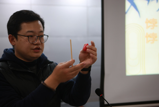 本次活动邀请郑州艺术幼儿师范学校教师崔勇锐讲述传统面塑技艺.jpg