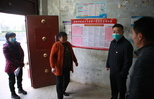 杜国政一行深入到帮扶对象家中，了解市教育局帮扶责任人职责履职情况。.jpg