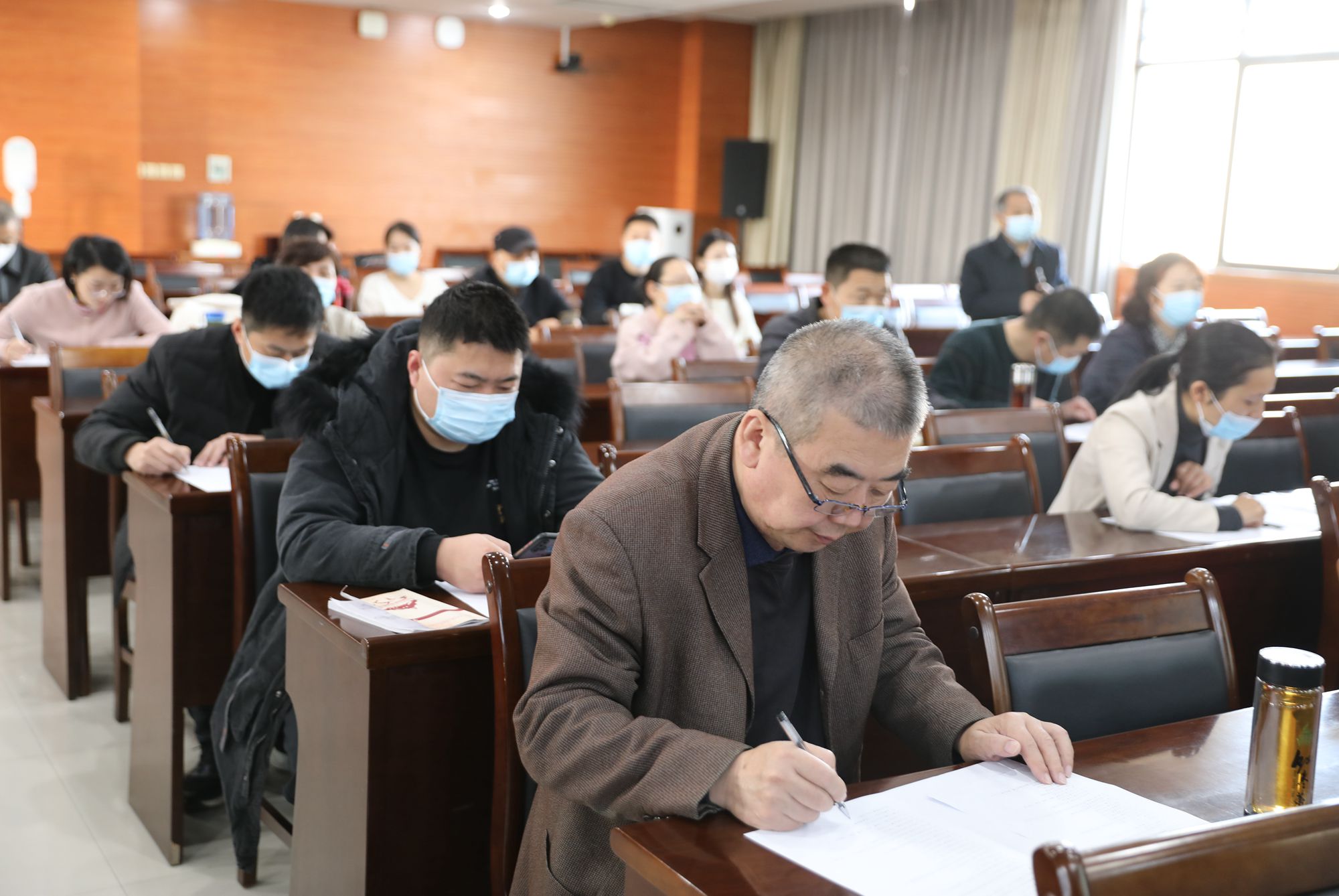 现场开展垃圾分类知识测试.jpg