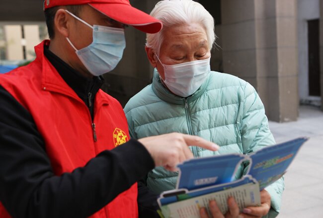 市教育局志愿者为社区居民讲解生活垃圾分类知识并发放宣传手册_proc.jpg