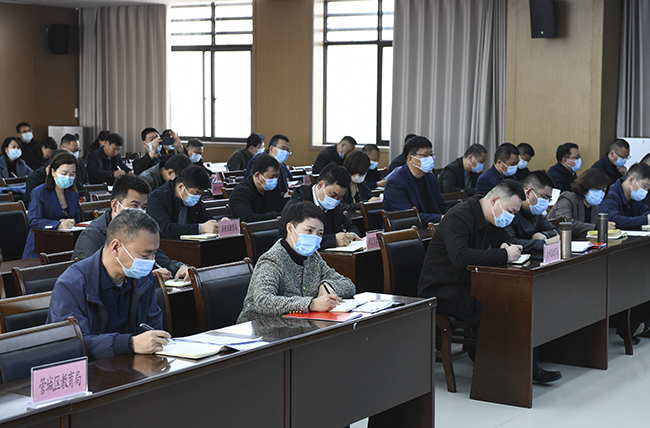 3认真听会.jpg