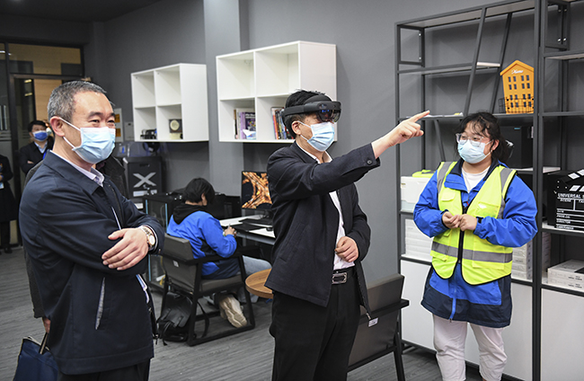 ３在郑州市商贸管理学校，楚惠东体验VR虚拟仿真等新技术在学校专业发展中的应用.jpg