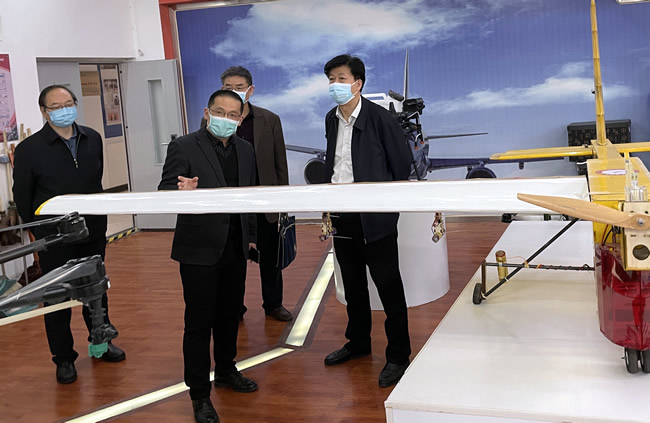 楚惠东一行查看郑州市经济贸易学校无人机实训室.jpg