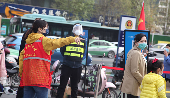 郑州市教育局组织党员志愿者下沉中原西路街道办事处协助社区做好核酸检测工作.jpg