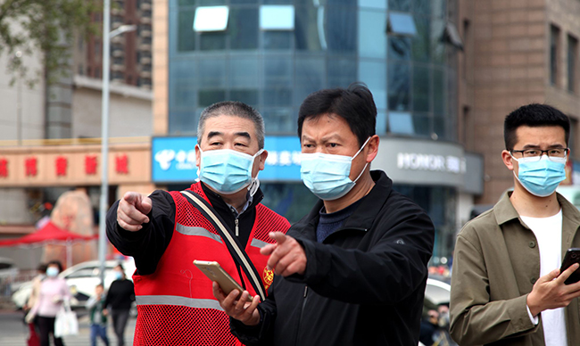 郑州市教育局党员志愿者为群众答疑.jpg
