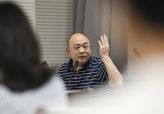 郑州市委教育工作领导小组秘书组秘书处处长王晓强对当前教育政策形势进行了分析和研判.jpg