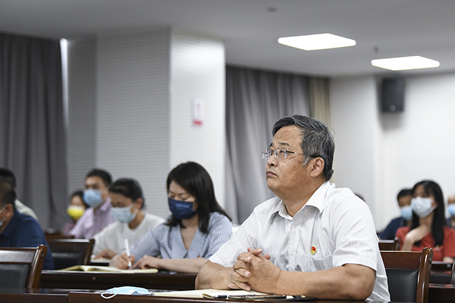 参会人员认真听会.jpg