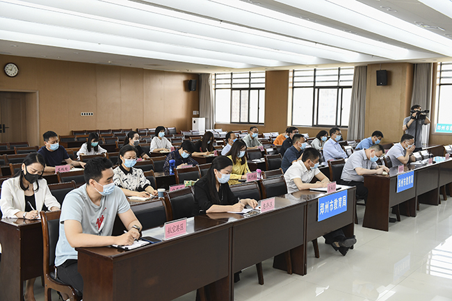 认真听会.jpg