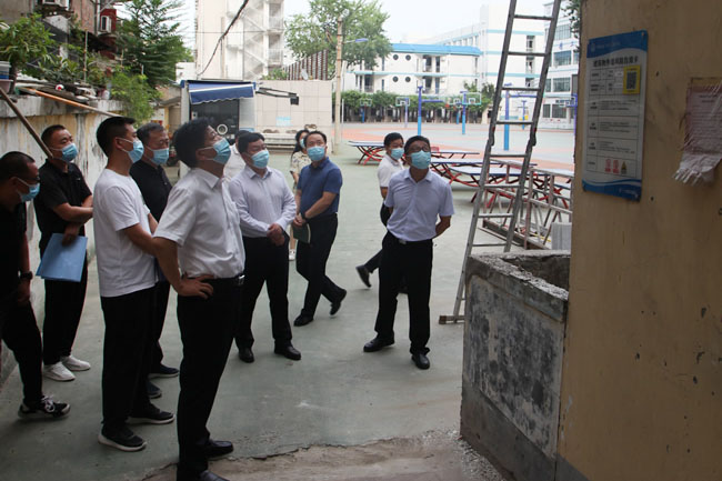 实地查看郑州市电子信息工程学校危房加固现场.jpg