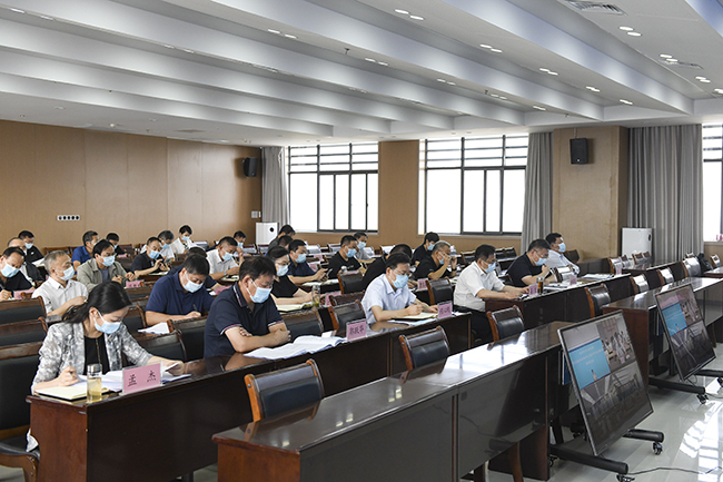 2参会人员认真听会.jpg