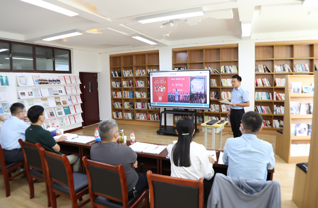 评估以演讲答辩，实地评估的方式进行。（图为参评学校代表进行演讲答辩）.jpg