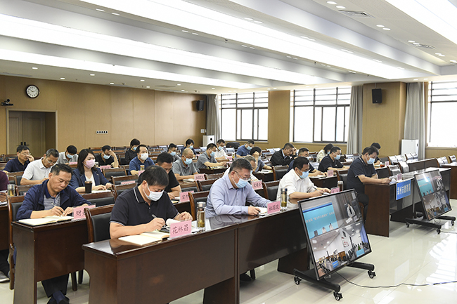 3认真听会.jpg