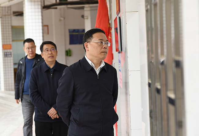 郑州市教育局党组副书记程心刚在卢氏实地查看送教送训情况.jpg