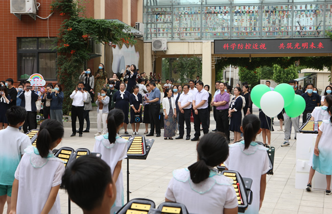 启动仪式开始前，与会领导观看惠济区香山小学学生民族乐器演奏.jpg