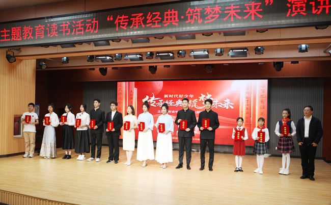 郑州市教育局党组副书记程心刚为比赛一等奖选手颁奖.jpg