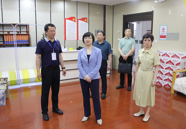 郑州市教育局党组书记、局长王丽娟一行查看郑州市第七十三中学考点考务办公室.jpg