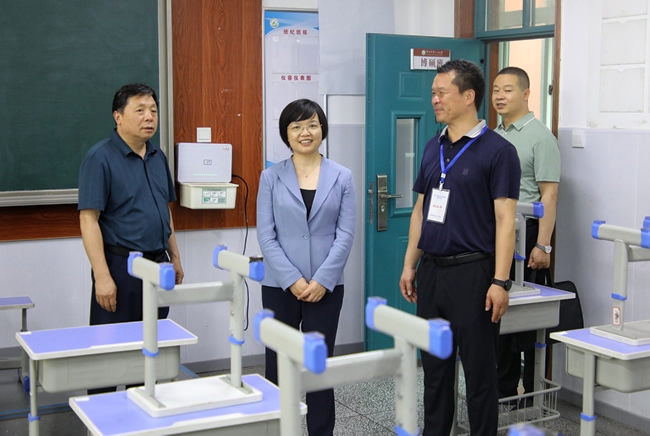 王丽娟一行查看郑州市第七十三中学考点标准化考场.jpg