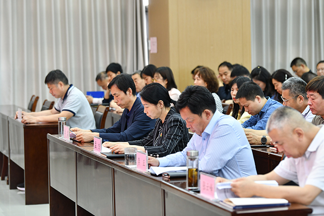 参会人员认真听会.jpg