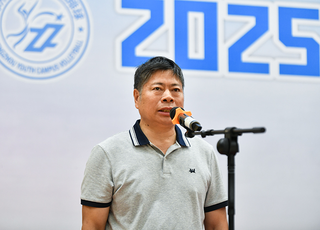 郑州市教育局三级调研员花林昌宣布比赛开幕.jpg