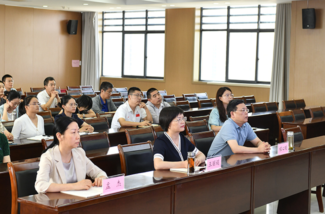 参会人员认真听会.jpg