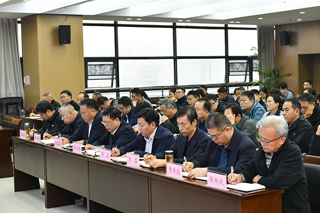 参会人员认真听会.jpg