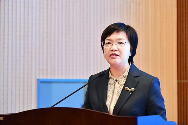 郑州市教育局党组书记、局长，郑州市教育学会会长王丽娟讲话。.jpg
